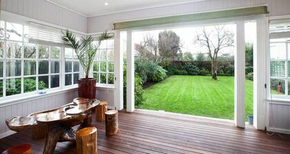 200 Riccarton Holiday House