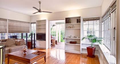 200 Riccarton Holiday House