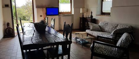 TV, fireplace, stereo