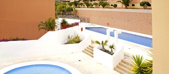 Sunset view and pool in Paradise Lujoso apartamento con vistas y piscina.