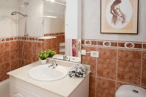 Ducha y bañera combinadas, secador de pelo, bidé y toallas