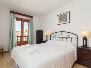 3 habitaciones, tabla de planchar con plancha, internet y ropa de cama