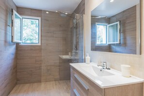 Badewanne, Haartrockner, Handtücher