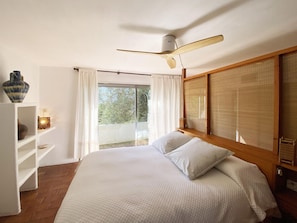 4 bedrooms, iron/ironing board, internet