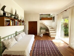 4 slaapkamers, een strijkplank/strijkijzer, internet