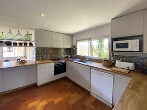 KĂŒhlschrank, Mikrowelle, Ofen, GeschirrspĂŒler