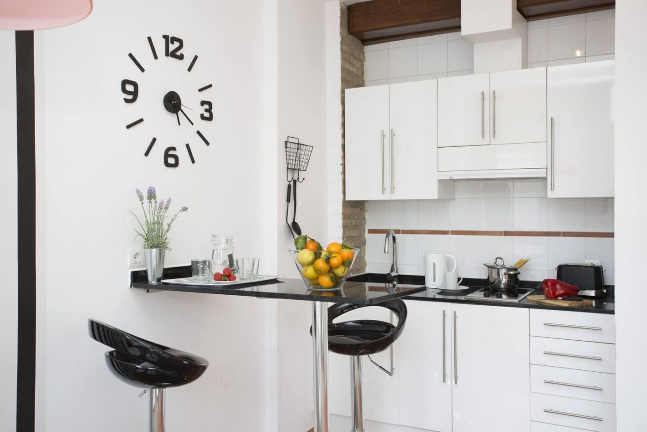 Een koelkast, een microgolfoven, een kookplaat