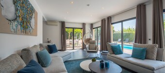 Villa ADELAIDE 300 m from the beach and a 15-minute walk from Place des Lices.