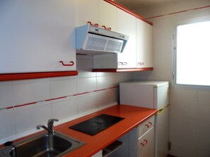 冷蔵庫、コーヒー / ティーメーカー、調理器具と食器