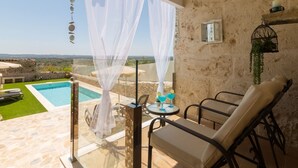 A balcony with a pool, white curtains, and a view of the landscape. - Casa del Sol - Beautiful town house with pool and views of the countryside (Búger)