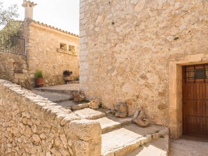 المنطقة المحيطة بالمنشأة