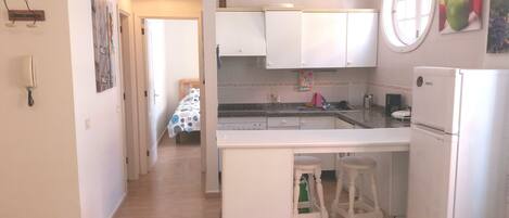 Een koelkast, een microgolfoven, een oven, een kookplaat