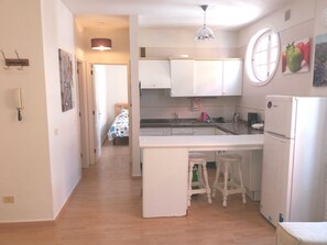 Een koelkast, een magnetron, een oven, een kookplaat