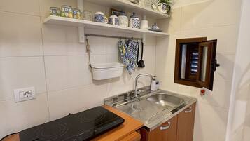 Réfrigérateur, plaque de cuisson, cafetiÚre/bouilloire, grille-pain