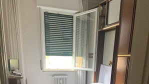 3 bedrooms, in-room safe, iron/ironing board, travel crib - Da Vinci Verona, elegant apartment in Borgo Trento, 120 m², parking space (Verona)