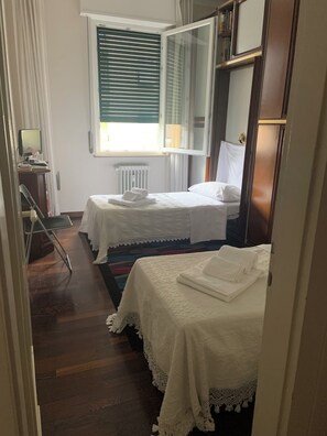 3 quartos, cofres nos quartos, ferros/tábuas de passar roupa