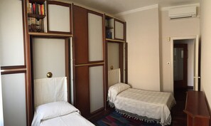 3 quartos, cofres nos quartos, ferros/tábuas de passar roupa