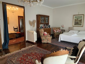 3 bedrooms, in-room safe, iron/ironing board, travel cot