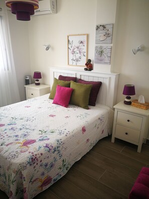 1 chambre, coffre-fort, fer et planche à repasser