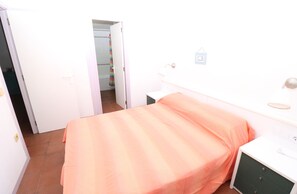 2 bedrooms, iron/ironing board, WiFi - R. Marine I  Garbi  2-2 / Piso con piscina (Rosas / Roses)