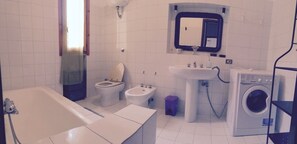 Sèche-cheveux, serviettes fournies