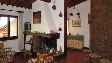 Fernseher, Kamin, Bücher