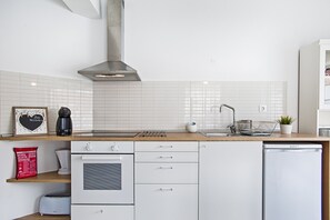 Een koelkast, een magnetron, een oven, een kookplaat