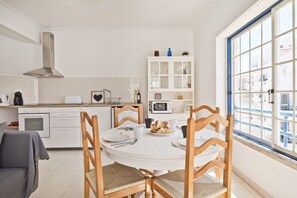 Fridge, microwave, oven, coffee/tea maker