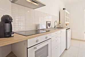 Fridge, microwave, oven, coffee/tea maker - Ericeira Terrace Apartment (C70) (Ericeira)