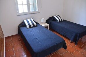 4 bedrooms, iron/ironing board, WiFi, bed sheets