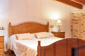 2 bedrooms, iron/ironing board, internet, bed sheets
