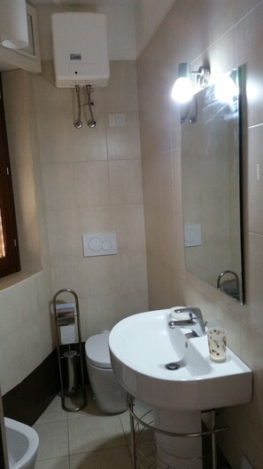 مجففات شعر، مناشف، صابون، ورق حمّام