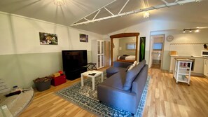 1 bedroom, desk, iron/ironing board, free WiFi - Welcome to Reflections Bridgetown! A modern lakeside cottage for up to 2 adults. (Bridgetown)