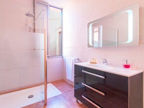 Combined shower/tub, hair dryer, bidet, towels