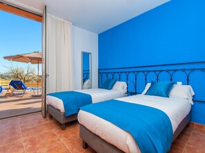 4 quartos, ferros/tábuas de passar roupa, berço de viagem