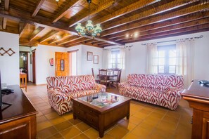 TV, DVD player - Houses and villas Juan and Juani Lanzarote Pool, Free Wifi and a lot of tranquility (San Bartolomé)