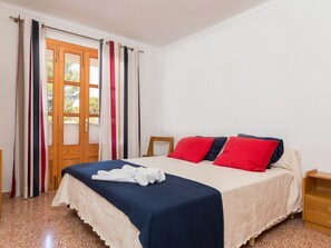 3 bedrooms, iron/ironing board, internet, bed sheets