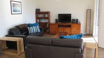 Een smart-tv, een dvd-speler, speelgoed en boeken