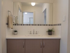 Baignoire, articles de toilette écologiques, sÚche-cheveux