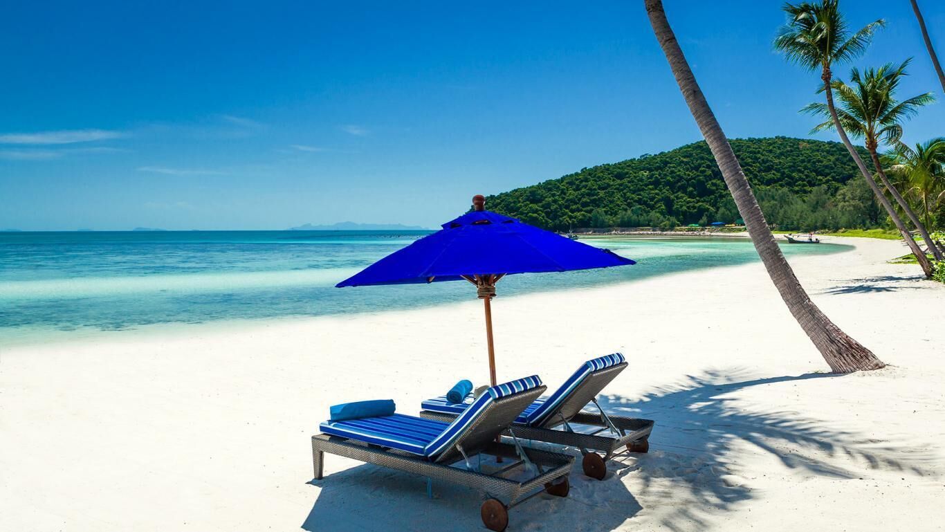 在海滩、沙滩椅、沙滩毛巾