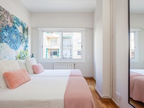 3 slaapkamers, een strijkplank/strijkijzer, internet, beddengoed