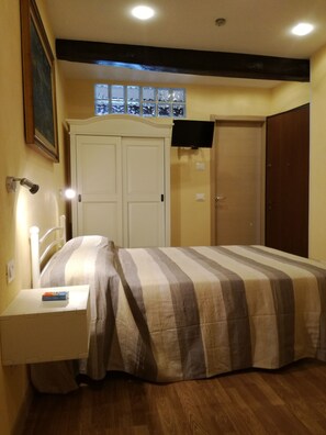2 habitaciones, tabla de planchar con plancha y ropa de cama