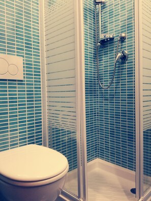 Ducha, secador de pelo, bidet, toallas