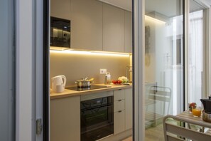 Jääkaappi, mikroaaltouuni, uuni, liesi