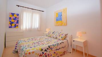 3 slaapkamers, een strijkplank/strijkijzer, gratis wifi, beddengoed