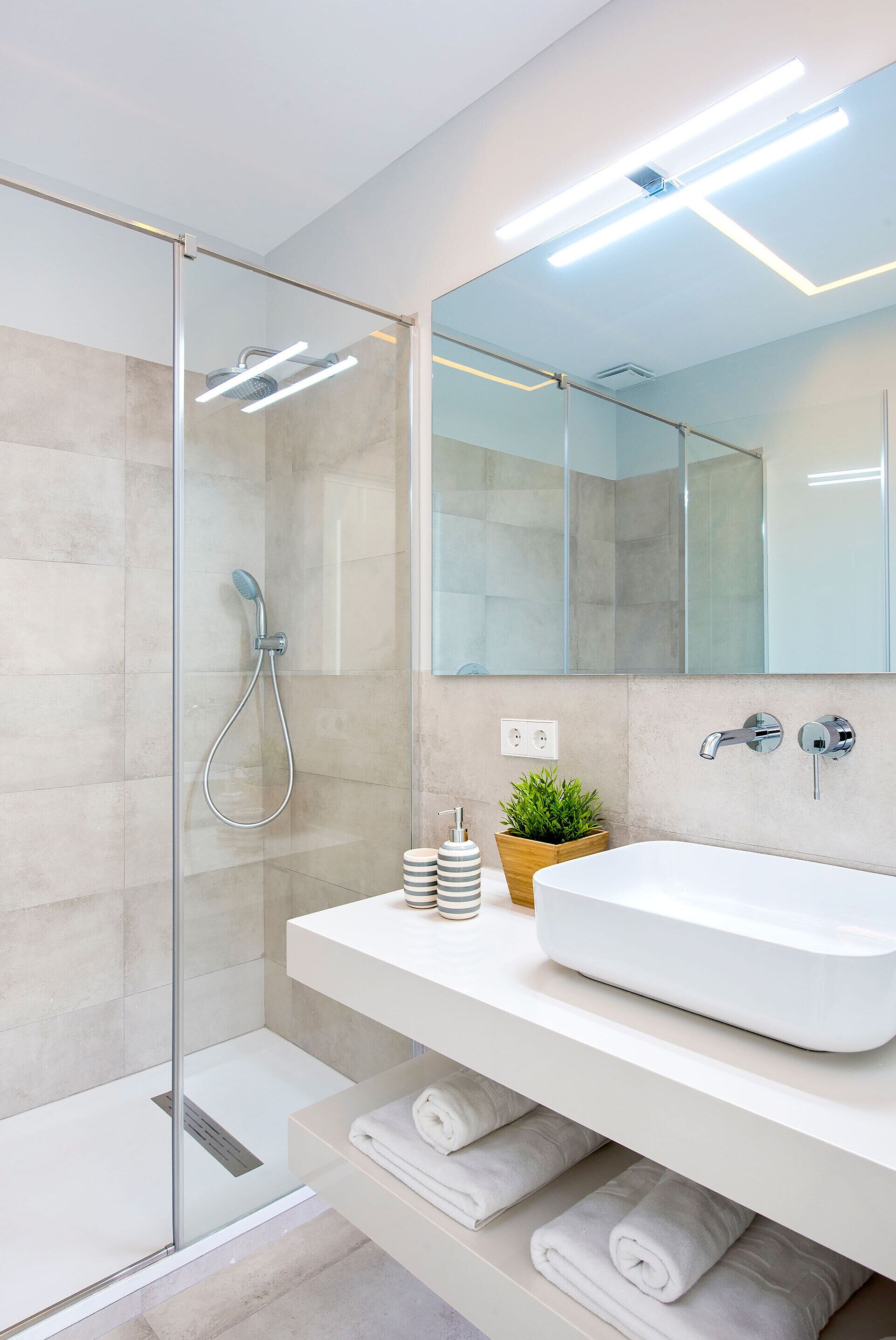 Een douche, gratis toiletartikelen, een haardroger, handdoeken