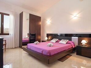 3 slaapkamers, een strijkplank/strijkijzer, internet, beddengoed