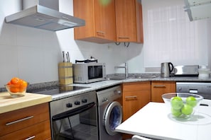 Een koelkast, een microgolfoven, een oven, een kookplaat