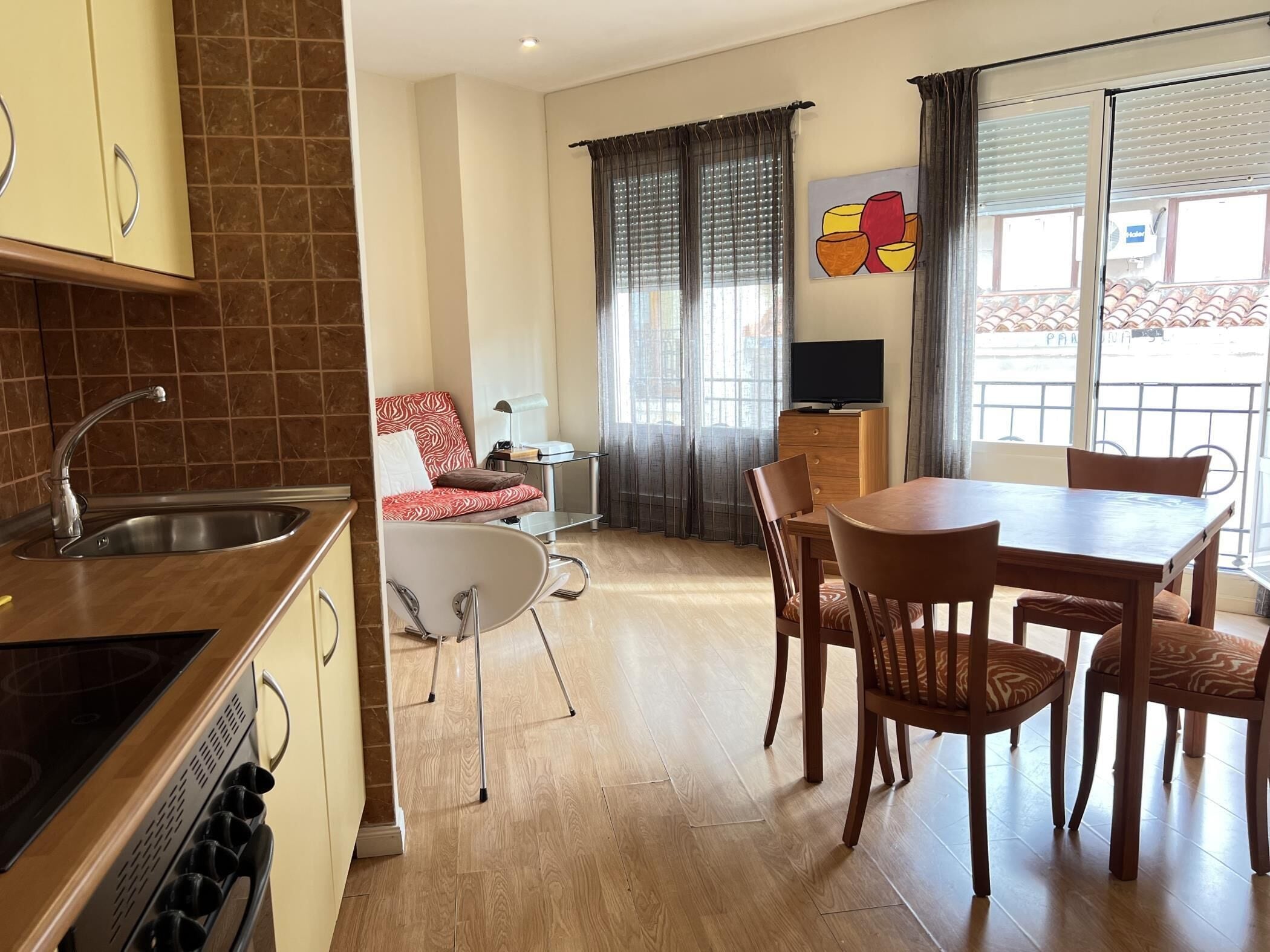 Frigorifero, microonde, macchina per tè/caffè, tostapane