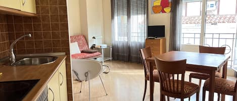 Refrigerador, microondas, cafetera/tetera, tostadora